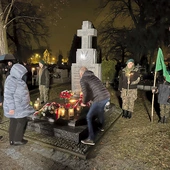 Składanie kwiatów na grobie Tadeusza Gajdy.