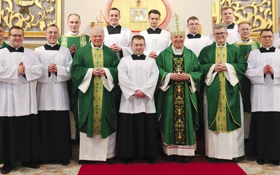 Biskup radomski z zarządem seminarium, alumnami, którzy przyjęli posługi, i diakonami.