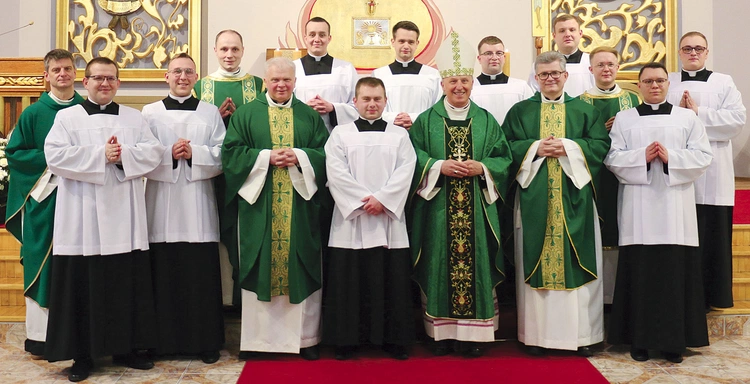 Biskup radomski z zarządem seminarium, alumnami, którzy przyjęli posługi, i diakonami.