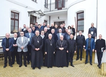 Uczestnicy narady przed siedzibą Centrum „Arka” przy ulicy Kelles-Krauza.