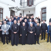 Uczestnicy narady przed siedzibą Centrum „Arka” przy ulicy Kelles-Krauza.