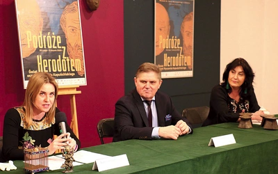 Do zwiedzenia ekspozycji zachęcają (od lewej) Katarzyna Jendrzejczyk, Leszek Ruszczyk i Ilona Pulnar-Duszyk.