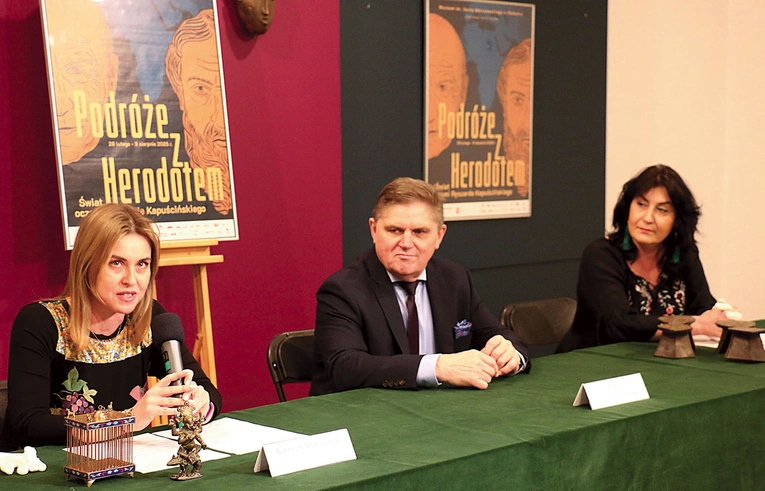 Do zwiedzenia ekspozycji zachęcają (od lewej) Katarzyna Jendrzejczyk, Leszek Ruszczyk i Ilona Pulnar-Duszyk.