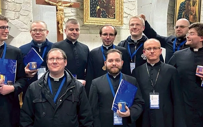 Do stowarzyszenia przystąpiło ośmiu księży z Polski, w tym ks. P. Pojasek z diecezji świdnickiej (drugi z prawej, drugi rząd).