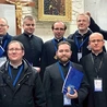 Do stowarzyszenia przystąpiło ośmiu księży z Polski, w tym ks. P. Pojasek z diecezji świdnickiej (drugi z prawej, drugi rząd).
