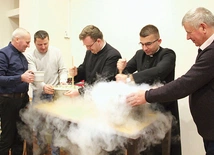 Produkcja deseru to był istny pokaz. Z prawej prezes Tadeusz Pawłowski.