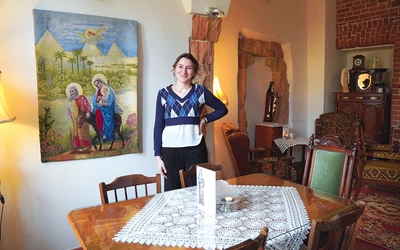 Ewa Szozda pokazuje miejsce seansów.