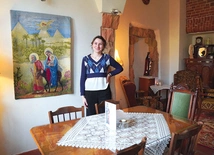 Ewa Szozda pokazuje miejsce seansów.
