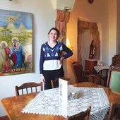 Ewa Szozda pokazuje miejsce seansów.