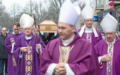 Zmarłego żegnali liczni biskupi i kapłani, z których wielu było jego wychowankami i studentami.