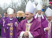 Zmarłego żegnali liczni biskupi i kapłani, z których wielu było jego wychowankami i studentami.