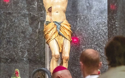 Na modlitwie przed cudownym krucyfiksem 12 marca zgromadzi się episkopat polski i wierni pielgrzymujący  do Wielkopostnych Kościołów Stacyjnych.