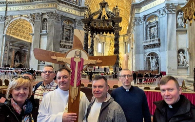 W pielgrzymce wziął udział m.in. ks. Wojciech Oleśków (pierwszy z prawej), dyrektor Diecezjalnego Ośrodka Formacji Diakonów Stałych w Zielonej Górze, i ks. Tadeusz Kuźmicki, ojciec duchowny diecezjalnego seminarium. 
