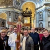 W pielgrzymce wziął udział m.in. ks. Wojciech Oleśków (pierwszy z prawej), dyrektor Diecezjalnego Ośrodka Formacji Diakonów Stałych w Zielonej Górze, i ks. Tadeusz Kuźmicki, ojciec duchowny diecezjalnego seminarium. 