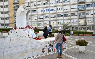 Papież kontynuuje terapię i rehabilitację. Nowy komunikat z Watykanu