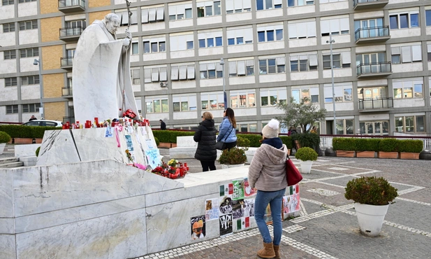 Papież kontynuuje terapię i rehabilitację. Nowy komunikat z Watykanu