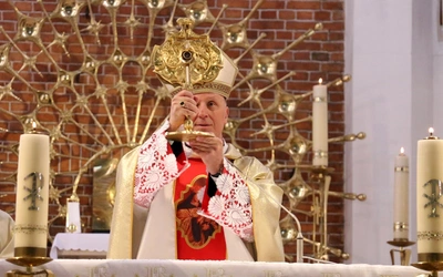 Bp Marek Solarczyk udzielił błogosławieństwa relikwiami św. Kazimierza.