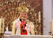 Bp Marek Solarczyk udzielił błogosławieństwa relikwiami św. Kazimierza.