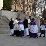 Liturgia stacyjna w Opolu. Procesja do kościoła "na Górce"