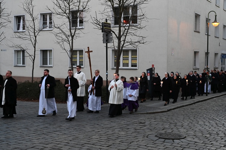 Liturgia stacyjna w Opolu. Procesja do kościoła "na Górce"