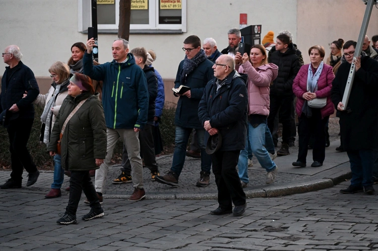 Liturgia stacyjna w Opolu. Procesja do kościoła "na Górce"