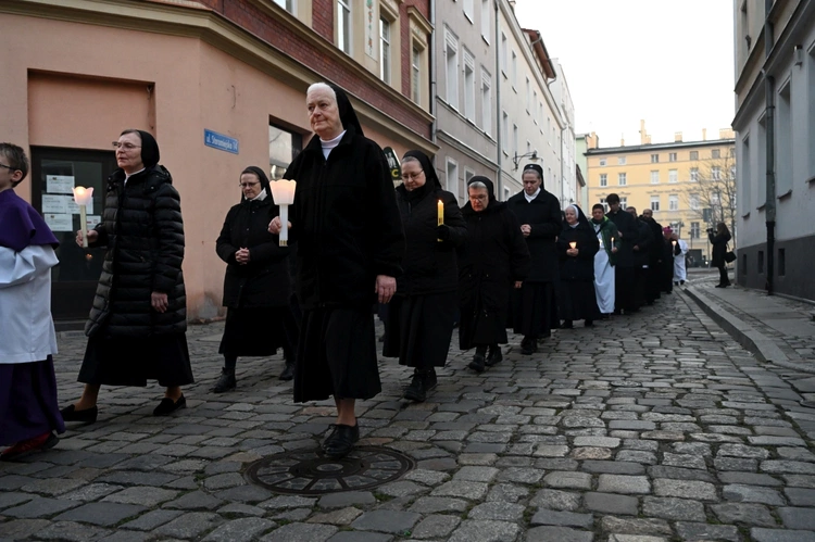 Liturgia stacyjna w Opolu. Procesja do kościoła "na Górce"