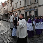 Liturgia stacyjna w Opolu. Procesja do kościoła "na Górce"