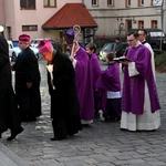 Liturgia stacyjna w Opolu. Procesja do kościoła "na Górce"