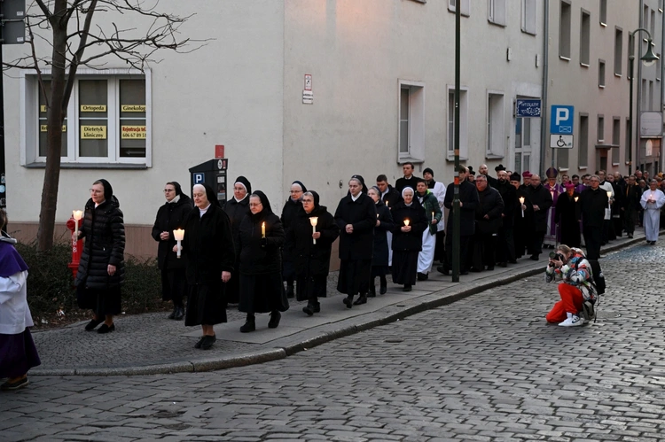 Liturgia stacyjna w Opolu. Procesja do kościoła "na Górce"