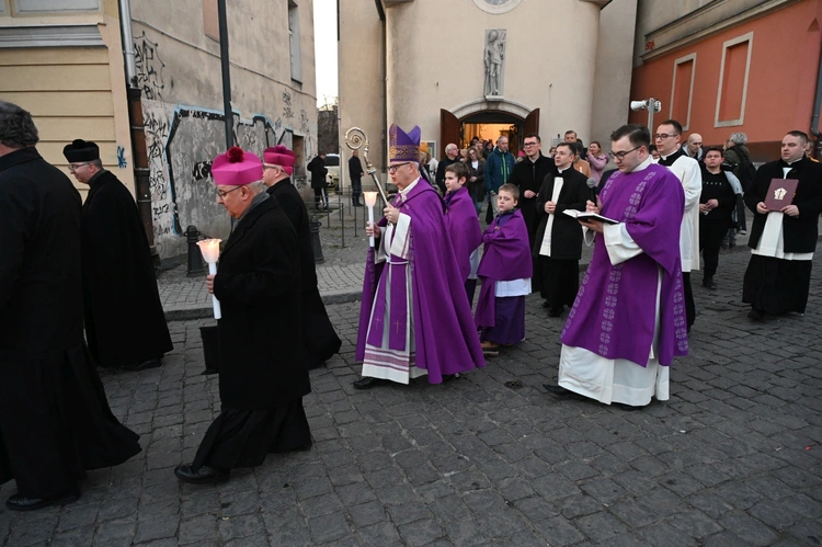 Liturgia stacyjna w Opolu. Procesja do kościoła "na Górce"