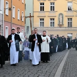 Liturgia stacyjna w Opolu. Procesja do kościoła "na Górce"