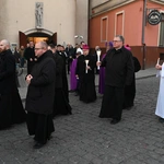Liturgia stacyjna w Opolu. Procesja do kościoła "na Górce"