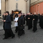 Liturgia stacyjna w Opolu. Procesja do kościoła "na Górce"