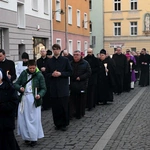 Liturgia stacyjna w Opolu. Procesja do kościoła "na Górce"