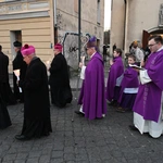 Liturgia stacyjna w Opolu. Procesja do kościoła "na Górce"
