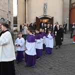 Liturgia stacyjna w Opolu. Procesja do kościoła "na Górce"