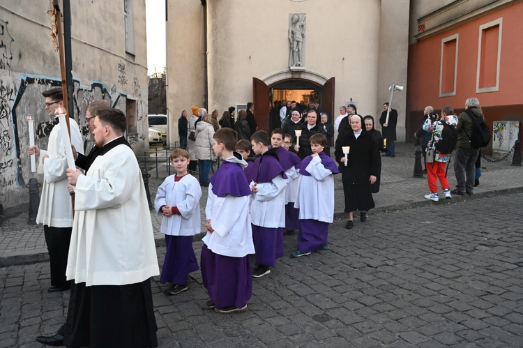 Liturgia stacyjna w Opolu. Procesja do kościoła "na Górce"