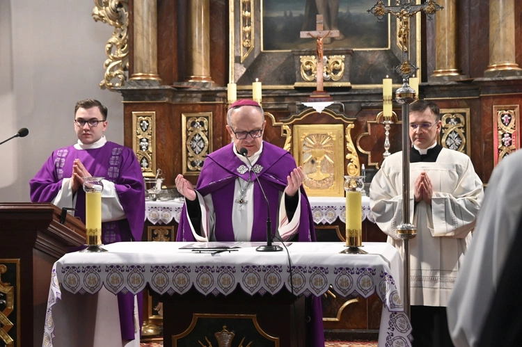 Liturgia stacyjna w Opolu. Procesja do kościoła "na Górce"