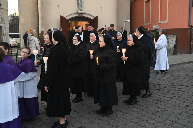 Liturgia stacyjna w Opolu. Procesja do kościoła "na Górce"