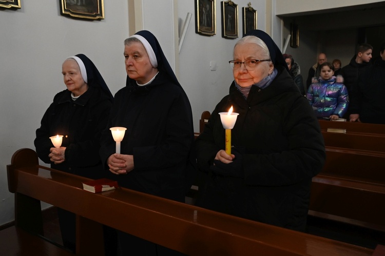 Liturgia stacyjna w Opolu. Procesja do kościoła "na Górce"