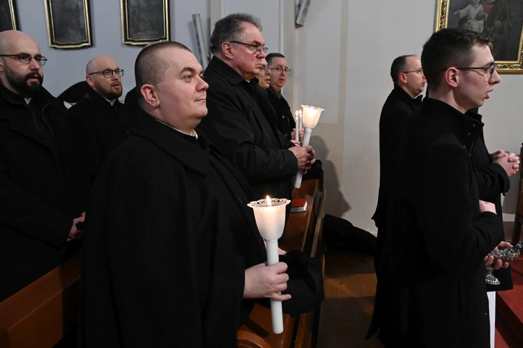 Liturgia stacyjna w Opolu. Procesja do kościoła "na Górce"