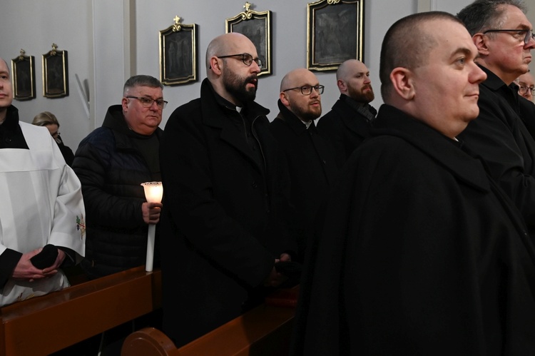 Liturgia stacyjna w Opolu. Procesja do kościoła "na Górce"