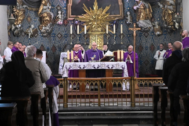 Liturgia stacyjna w Opolu. Msza św. z obrzędem posypania głów popiołem