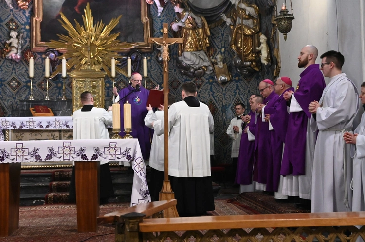 Liturgia stacyjna w Opolu. Msza św. z obrzędem posypania głów popiołem