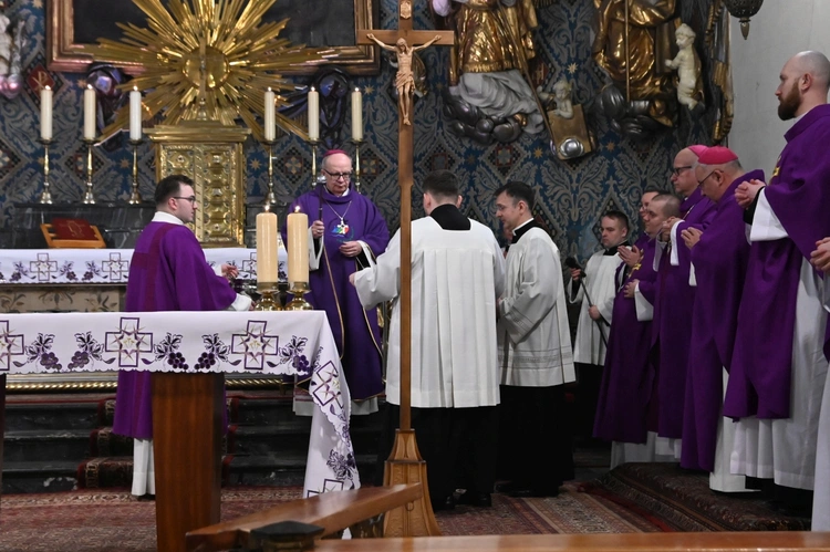 Liturgia stacyjna w Opolu. Msza św. z obrzędem posypania głów popiołem