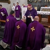 Liturgia stacyjna w Opolu. Msza św. z obrzędem posypania głów popiołem