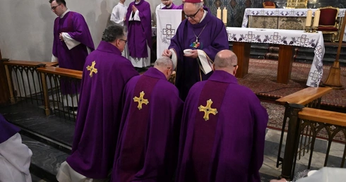 Liturgia stacyjna w Opolu. Msza św. z obrzędem posypania głów popiołem