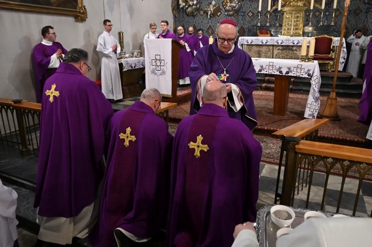 Liturgia stacyjna w Opolu. Msza św. z obrzędem posypania głów popiołem