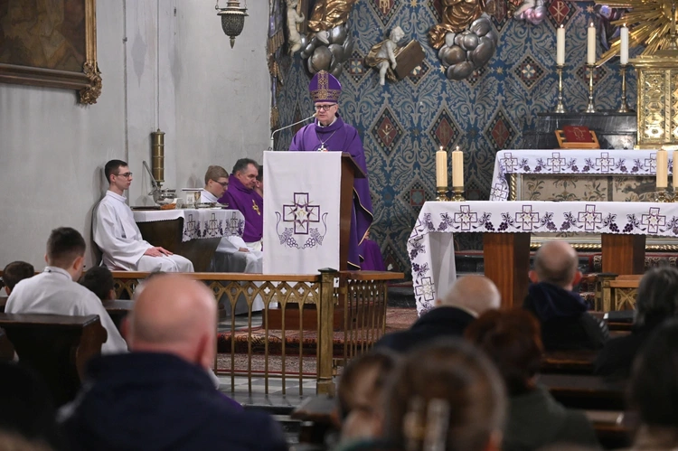Liturgia stacyjna w Opolu. Msza św. z obrzędem posypania głów popiołem