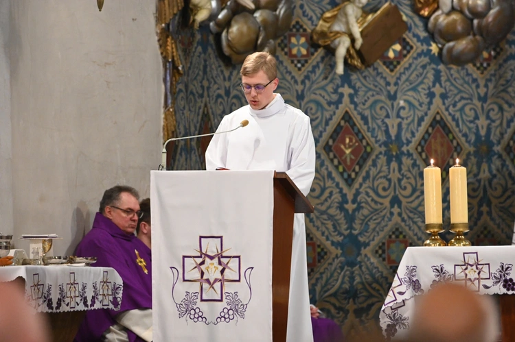 Liturgia stacyjna w Opolu. Msza św. z obrzędem posypania głów popiołem